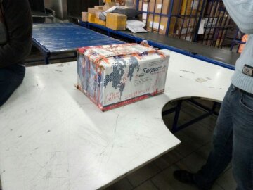 Наркоторговцы перевозили наркотики в коробках от «Месси» — фото