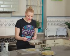 Звезда "Мастер Шеф" Литвинова поделилась рецептом торта из блинов с грибами: "Для семейного застолья"