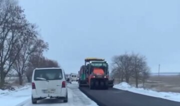 На дорозі в Одеській області асфальт стелять прямо в сніг, відео: "Не доведеться чистити трасу"