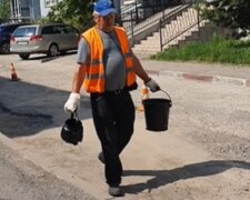 Івано-франківські дорожники оскандалилися ремонтом вулиці, епічне відео: "Просто в бруд засипають і..."