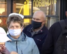 карантин маски автобус транспорт українці люди