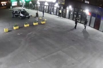 Чоловік відкрив стрілянину з автомата на ринку Києва, з'їхалися силовики: відео