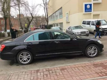 Як Янукович їхав на допит: охорона та елітне авто (фото)