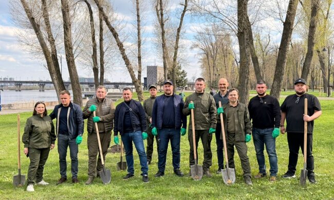 У Печерському районі Києва висадили 27 дубів Шевченка