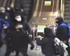 Находился в метро без маски: в Харькове хулиган бросился с кулаками на полицейского
