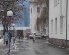 "Так и не дождался помощи": в Киеве под больницей лежит тело человека, кадры трагедии