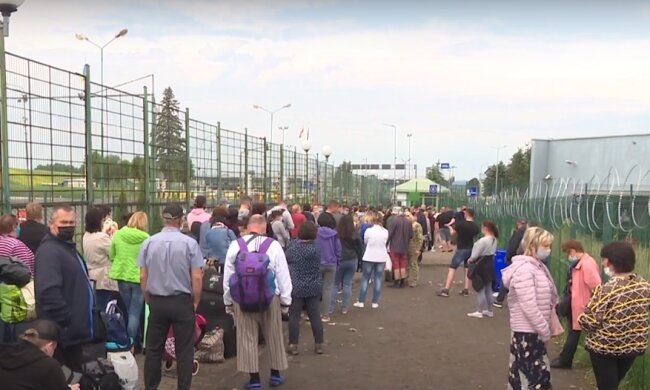 Украинцы штурмуют границу с Польшей: «Привет президенту, 3 826 гривен моя зарплата врача. Я не нужна Украине, мне страшно в...»