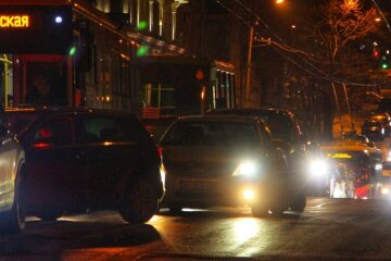 Транспортный коллапс в центре Одессы, объезжают по тротуару: кадры происходящего