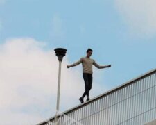 Молодий хлопець заліз на перила моста і влаштував шоу на висоті: "Намагався здивувати"