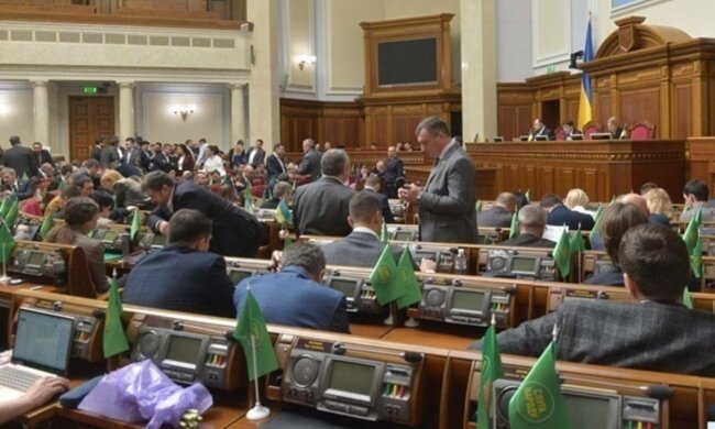 "Слуг народу" запропонували покарати за невиконання обіцянок перед українцями: "з першого жовтня..."