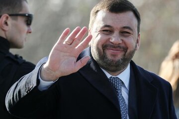 Ватажок бойовиків «ДНР» ледве вліз у форму терористів, в мережі сміються: «Щоки ширше каски»