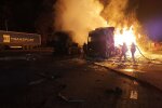 Мощный взрыв раздался на трассе Киев-Харьков, кадры: огонь уничтожил грузовики
