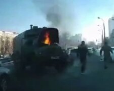 У Києві прямо посеред дороги загорілася машина з військовими: відео з місця НП