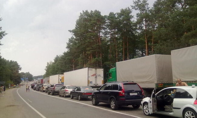 Туристичний колапс: десятки автобусів з українцями застрягли на кордоні