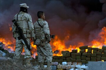 Мексиканські контрабандисти намагалися переправити наркотики гарматою (фото)