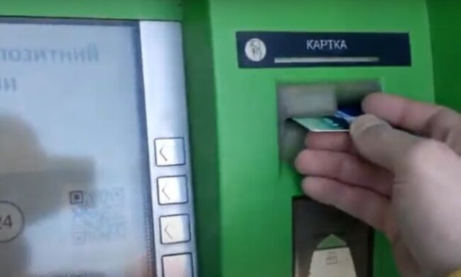 Кредитки ПриватБанка оказались в руках мошенников, сделано предупреждение: "чтобы не стать жертвами..."