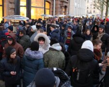 Пошел вон: чеченцы разогнали 3-дневную очередь за iPhone в Москве