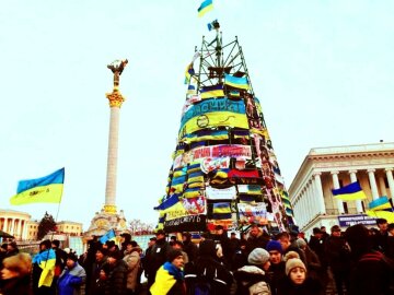 Янукович елку ставил: под окнами Зеленского залили каток, украинцы раскусили хитрый план