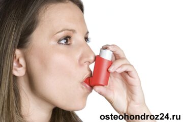 jenschina-s-ingalyatorom-ot-astmy