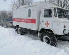 "Ми застрягли - потрібна допомога": швидка з пацієнткою злетіла в сніговий замет, фото