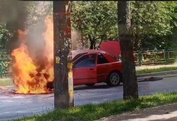У Києві на ходу загорівся автомобіль, було чути хлопок: деталі і кадри НП
