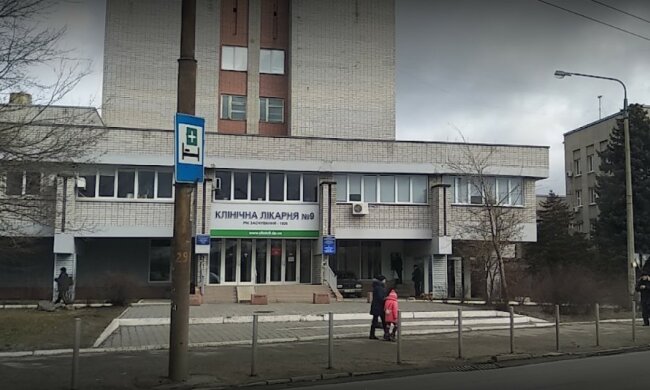 Чоловік влаштував дебош у Дніпровській лікарні: розбиті вікна, фото наслідків