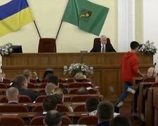 "Виведіть людину": під час сесії Харківської міськради в залі розкидали "гроші", відео