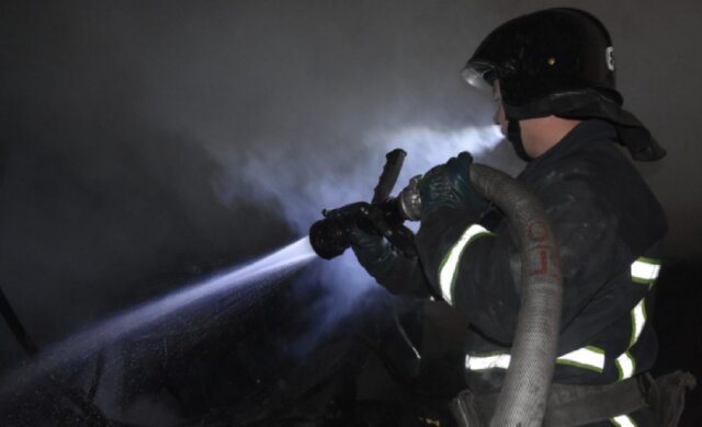 Огонь уничтожил грузовик и ангар в Одессе, спасателям пришлось нелегко: кадры пожара