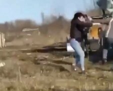 У Харкові чоловік з лопатою побив матір, яка захищала дитину: з'явилося відео