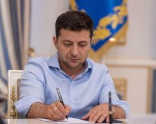 Зеленський вніс новий скандальний закон, що загрожує українцям: "кожного можуть на 6 місяців..."
