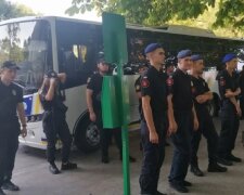 У центр Одеси стягнули багато автобусів з силовиками: кадри того, що відбувається