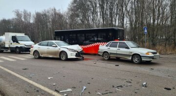 Такси попало в аварию в Харькове, фото с места: в полиции просят о помощи