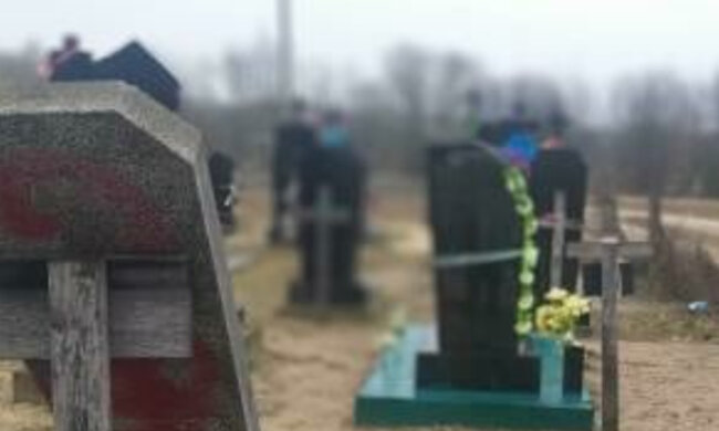 "Як можна до такого додуматися?": вандали поглумилися над пам'яттю покійних українців, кадри