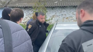 Викидав гроші з вікна: поліцейському на Одещині загрожує вісім років позбавлення волі, подробиці