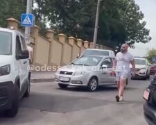 Таксист угрожал пистолетом посреди дороги: видео инцидента в Одессе