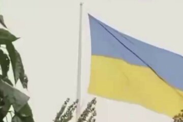 У Харкові блискавка влучила у найвищий флагшток: з'явилося відео
