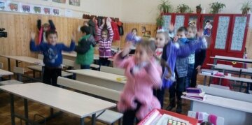 Школярі через холоднечу змушені танцювати на уроках