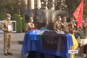 Днепр со слезами на глазах провел в последний путь павшего на Донбассе героя, кадры