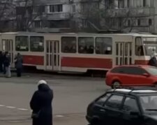 Киевлянин перекрыл собой путь трамваю в знак протеста против карантина: видео "акции"