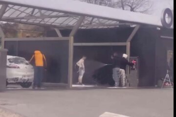 Хлопець вирішив помитися на автомийці заради ефектного відео: кадри з'явилися в мережі