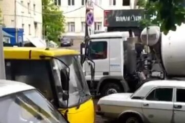 У Києві пасажири маршрутки потрапили у водну пастку, відео: "Не можуть вийти"
