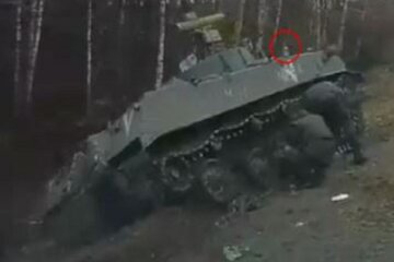 Російські колони потрапили в 6 ДТП в Білорусі: кадри техніки, що не доїхала до України