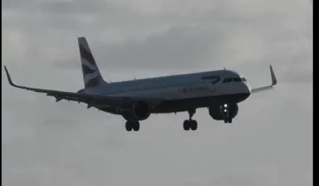 Ураган випробував на міцність літак з сотнями пасажирів, кадри до мурашок: "Спробував сісти, але..."