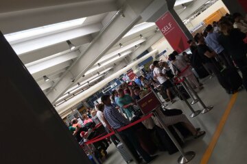 Крупнейшая авиакомпания остановила перелеты (фото)