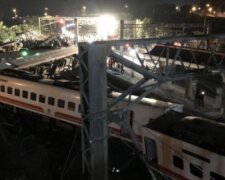Поезд влетел на перрон, уничтожая все на своем пути: жуткая авария попала на видео