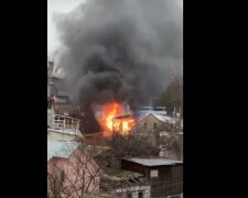 Пожежа розгорілася на узбережжі в Одесі, стовп вогню і чорний дим видно здалеку: відео НП