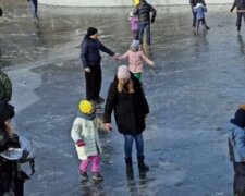Школьница провалилась под лед в парке Победы: кадры из Одессы и что известно