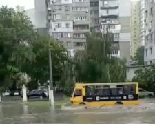 Потужна злива обрушилася на Одесу, вулиці пішли під воду: відео стихії