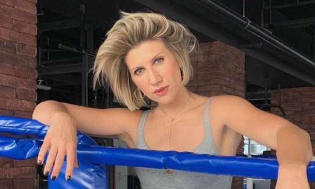 Тренер "Зважені та щасливі" Анита Луценко сверкнула формами без бюстгальтера прямо в музее: "Отличное сочетание"