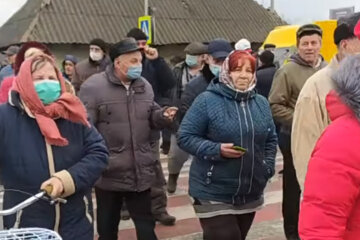 "За що ми платимо?": бунт проти підвищення тарифів розповзається по Україні, невдоволення людей зростає